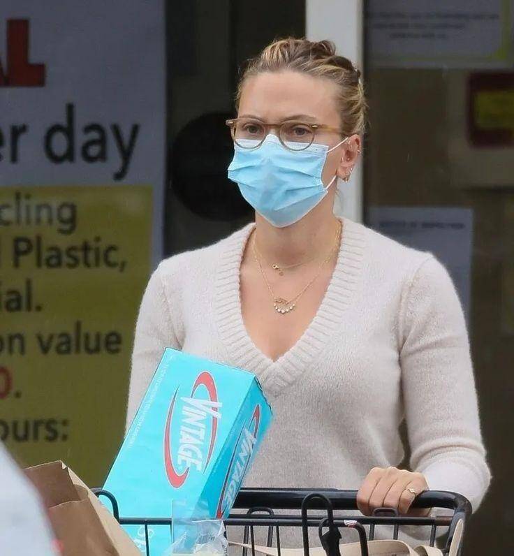 Scarlett Johansson, looking simple and ordinary, which is how people should be when they’re doing their groceries.