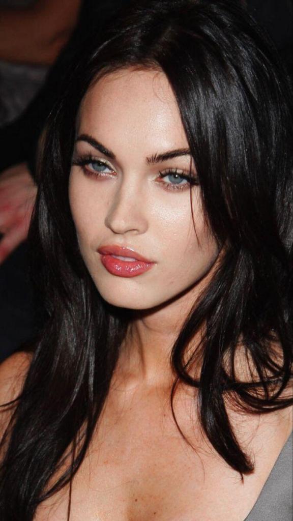 Megan Fox’s No Makeup Look While Strolling