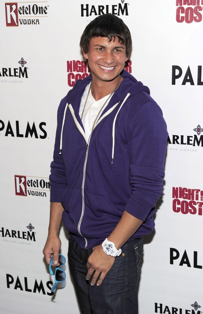 Pauly D looks like a regular guy at Chick Fil A without hair gel
